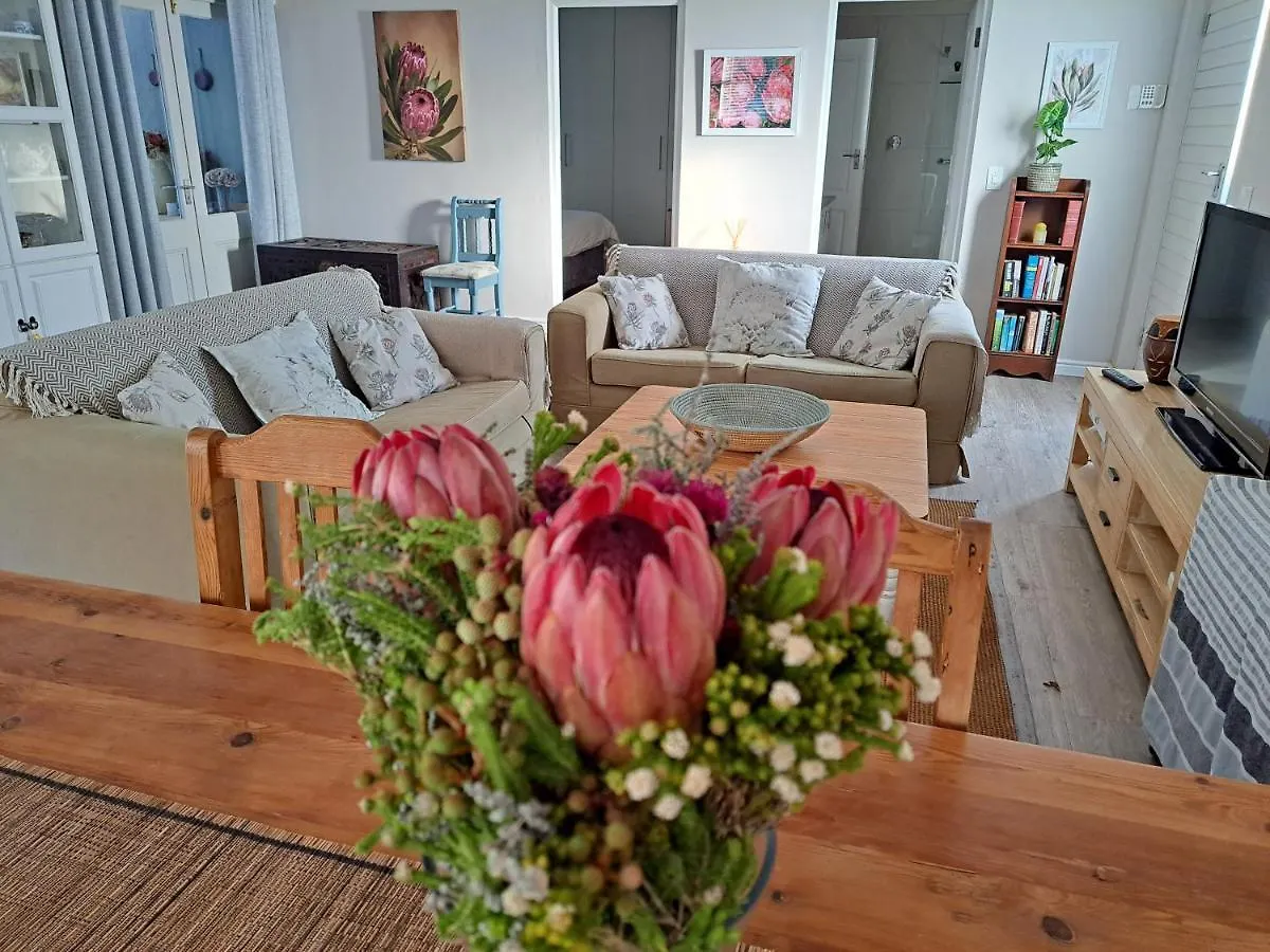 Garden Cottage In Constantia/Meadowridge Cape Town